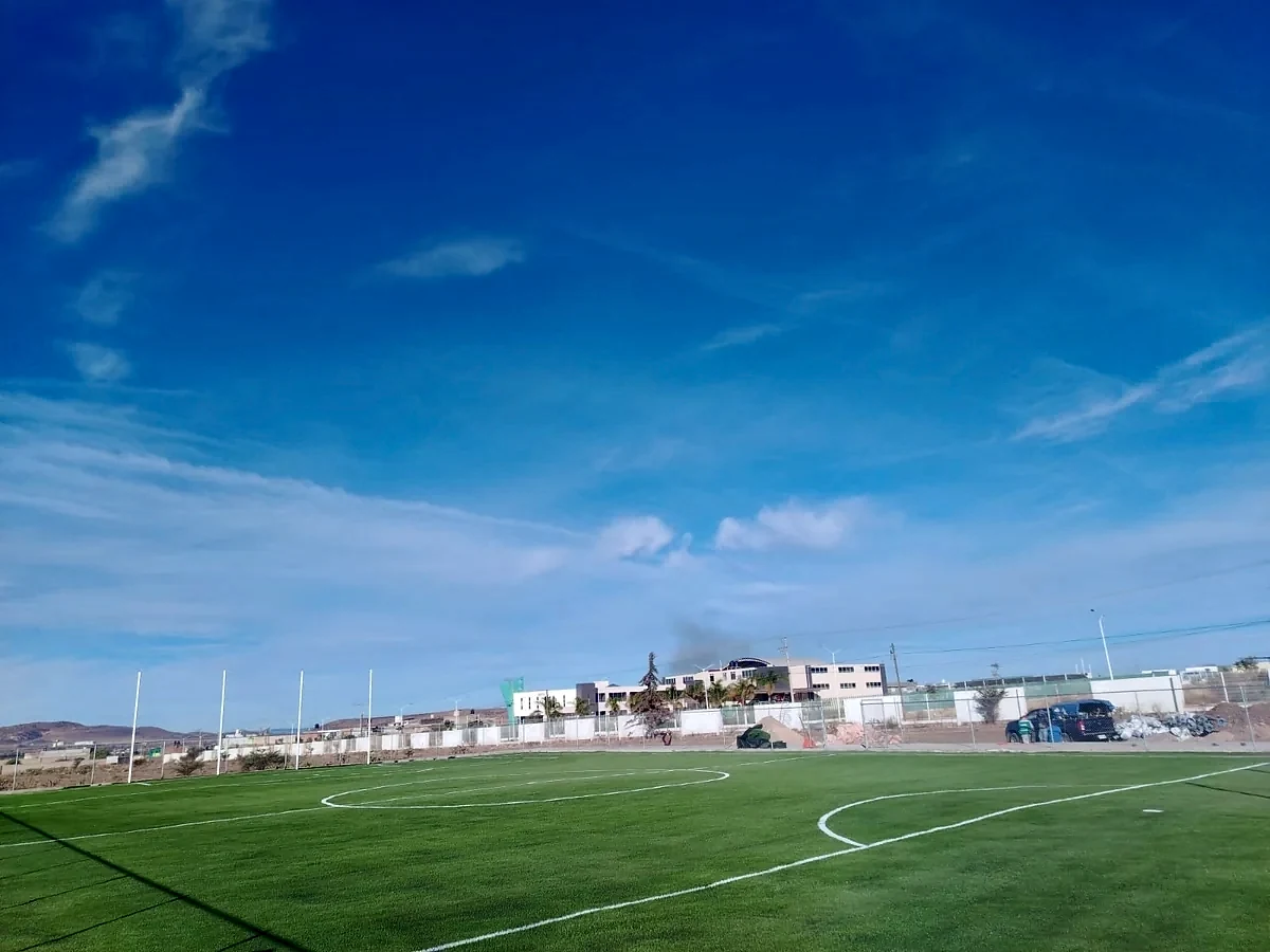 Cancha de fútbol 7 con pasto sintético en Fresnillo, Zacatecas: otra vista de la cancha de fútbol 7