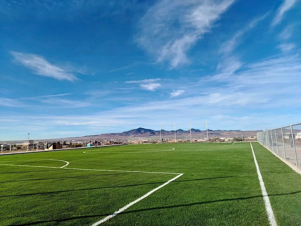 Cancha de fútbol 7 con pasto sintético en Fresnillo, Zacatecas: la cancha desdel fondo