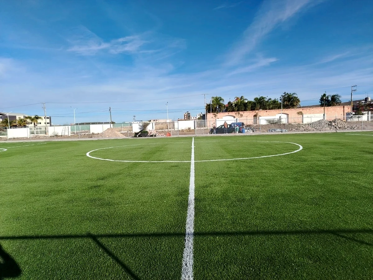 Detalle del pasto sintético de la cancha de fútbol 7 en Fresnillo, Zacatecas