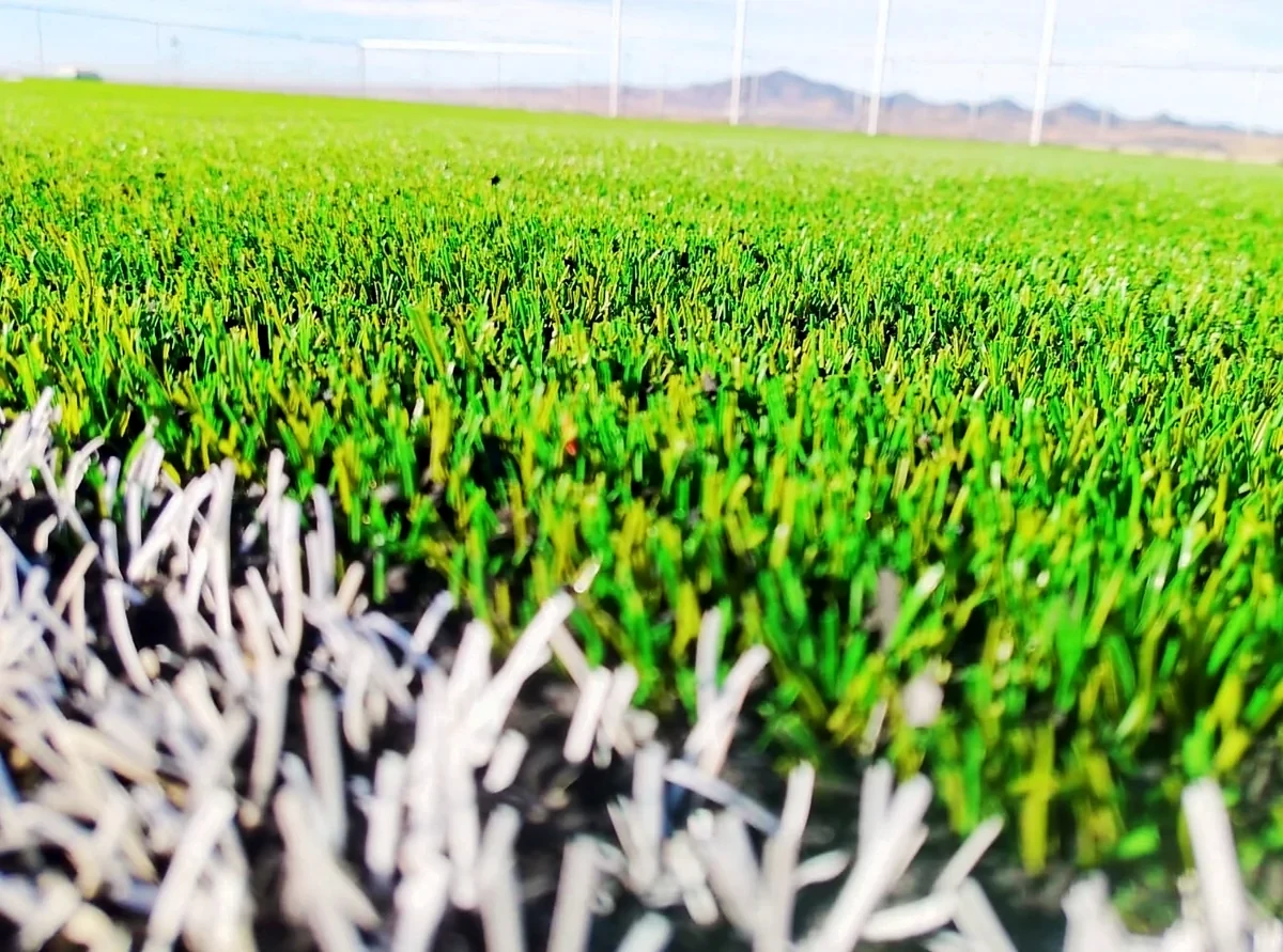 Detalle del pasto sintético de la cancha de fútbol 7 en Fresnillo, Zacatecas