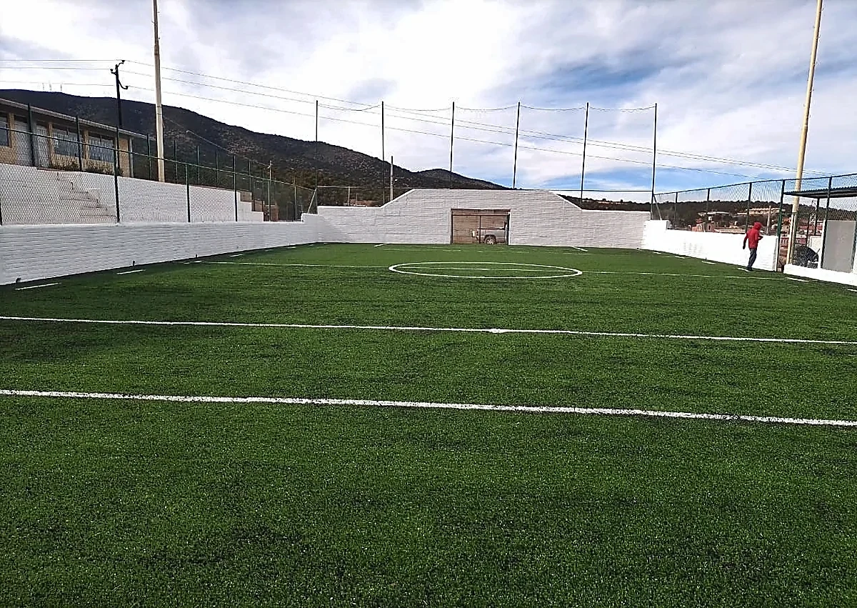 Cancha de fútbol rápido con pasto sintético en Fifesa, Sombrerete