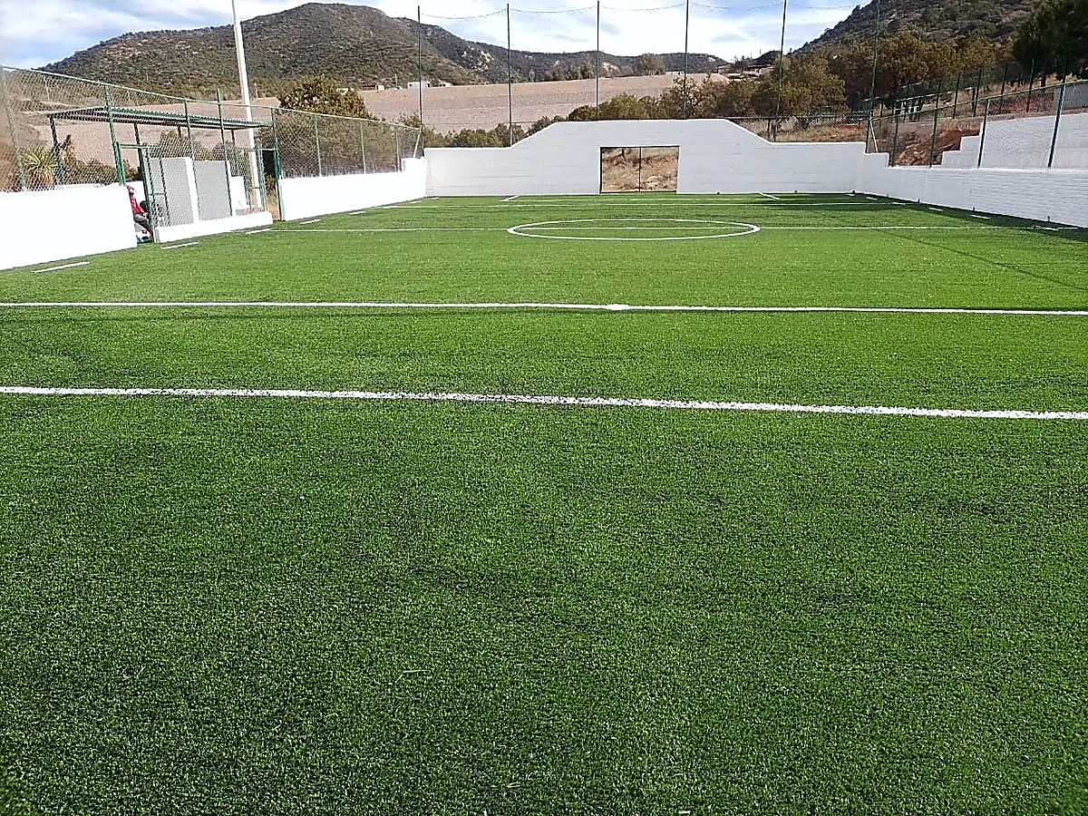 Cancha de fútbol rápido con pasto sintético en Fifesa, Sombrerete, Zacatecas: la cancha desde la línea lateral