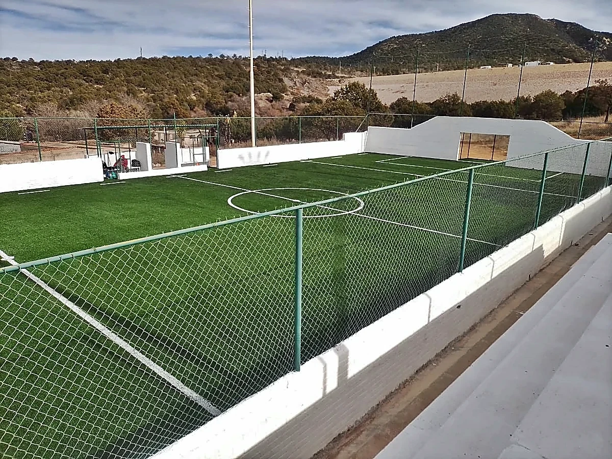 Cancha de fútbol rápido con pasto sintético en Fifesa, Sombrerete, Zacatecas: vista de la cancha y su entorno