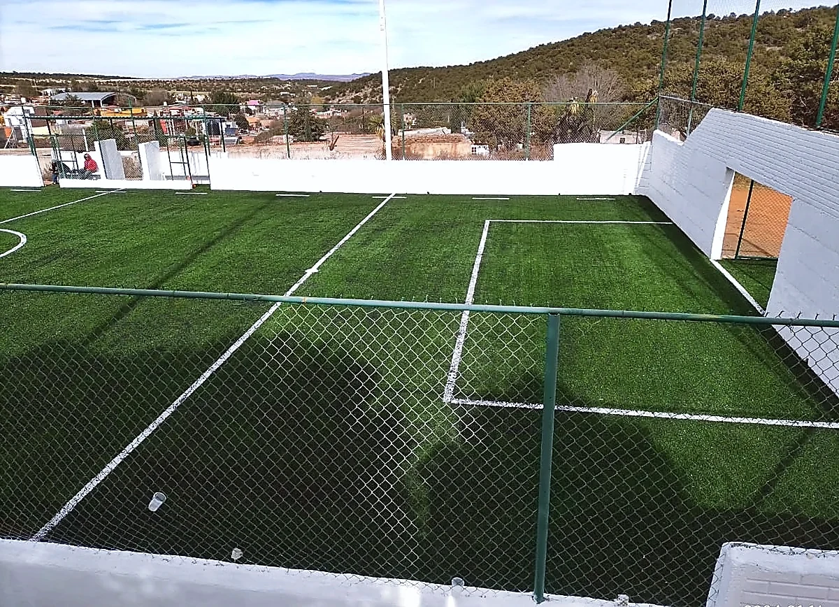 Detalle del pasto sintético de la cancha de fútbol rápido en Sombrerete, Zacatecas