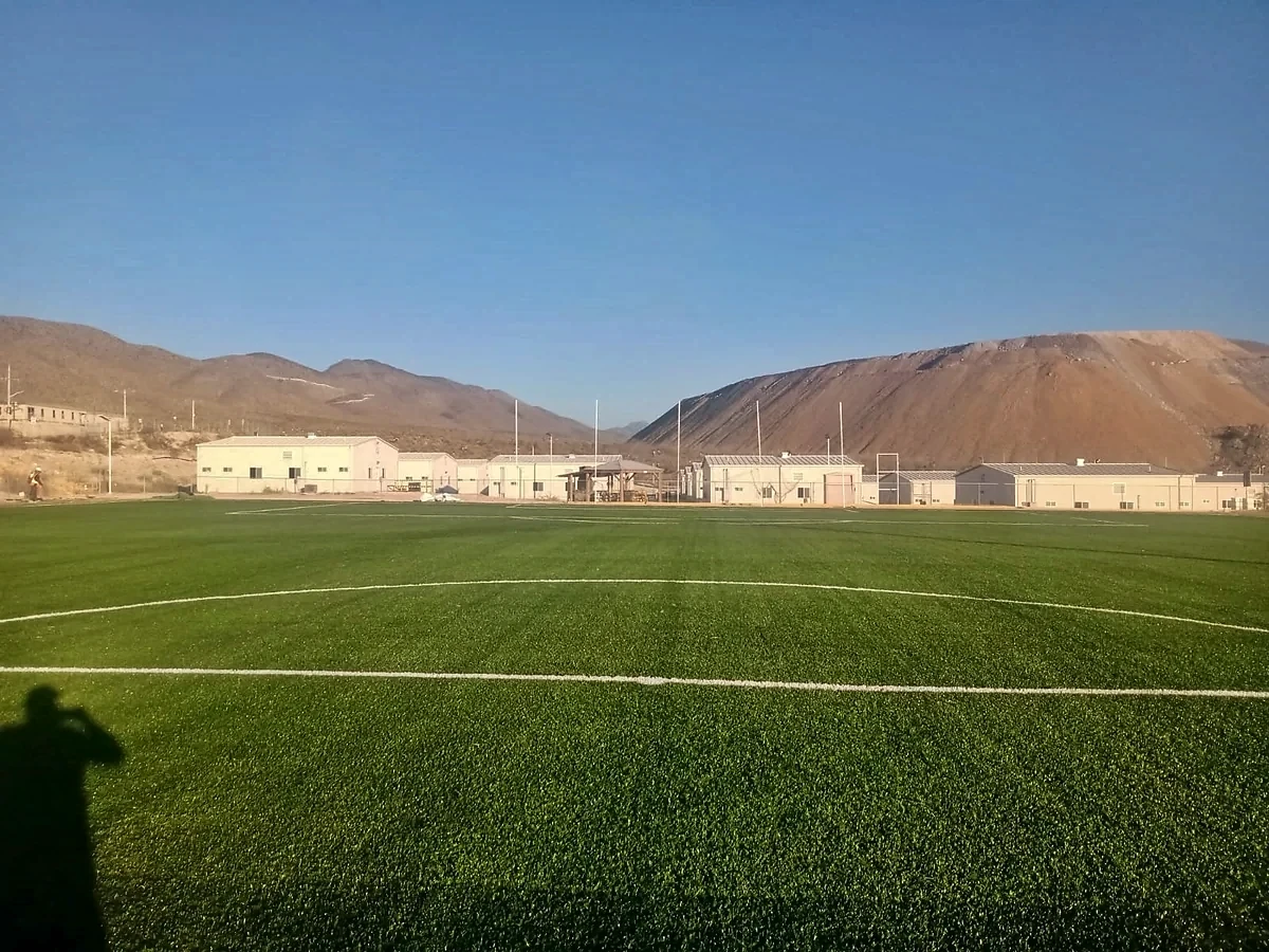 Cancha de fútbol soccer con pasto sintético en Campo deportivo de la mina, Mazapil