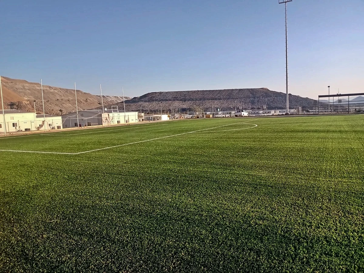 Cancha de fútbol soccer con pasto sintético en Campo deportivo de la mina, Mazapil, Zacatecas: líneas de juego insertadas en el pasto