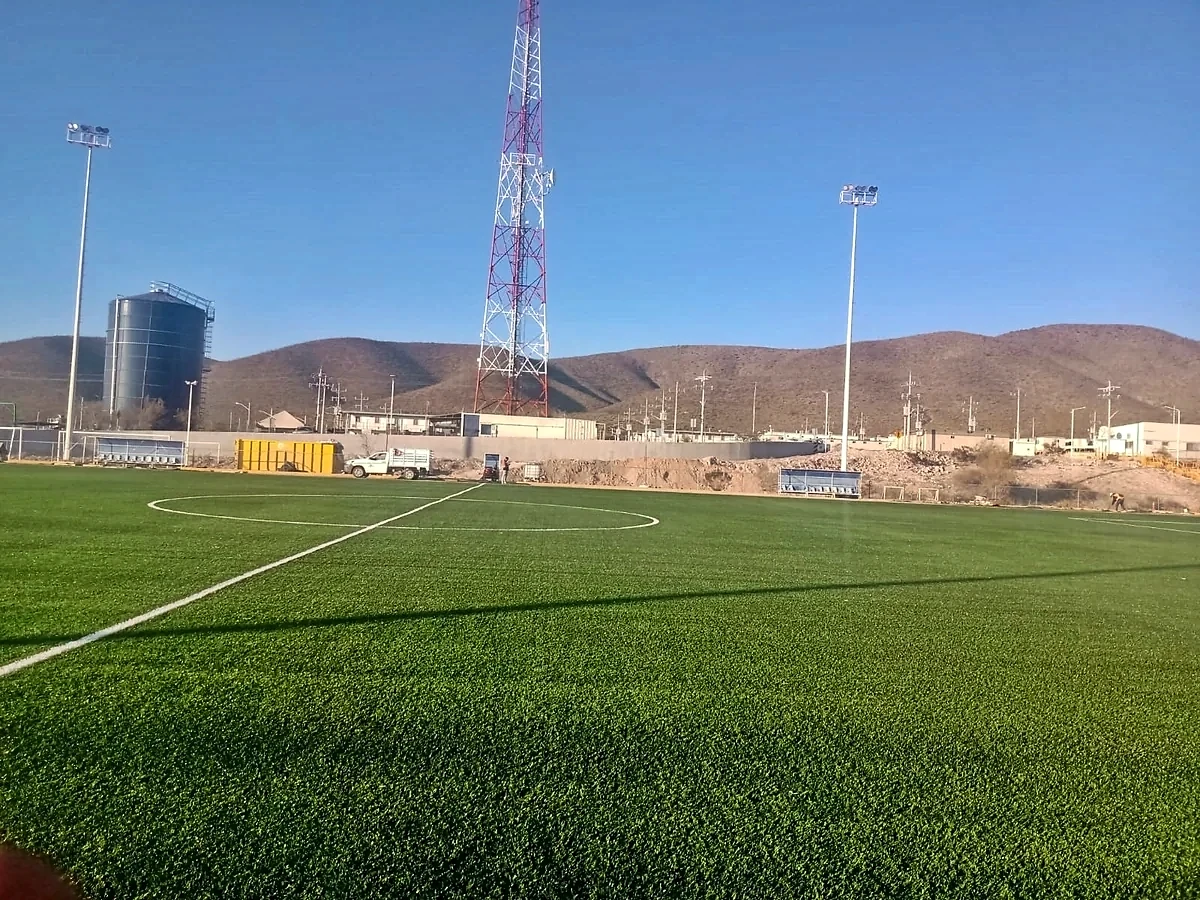 Cancha de fútbol soccer con pasto sintético en Campo deportivo de la mina, Mazapil, Zacatecas: pasto sintético deportivo recién cepillado