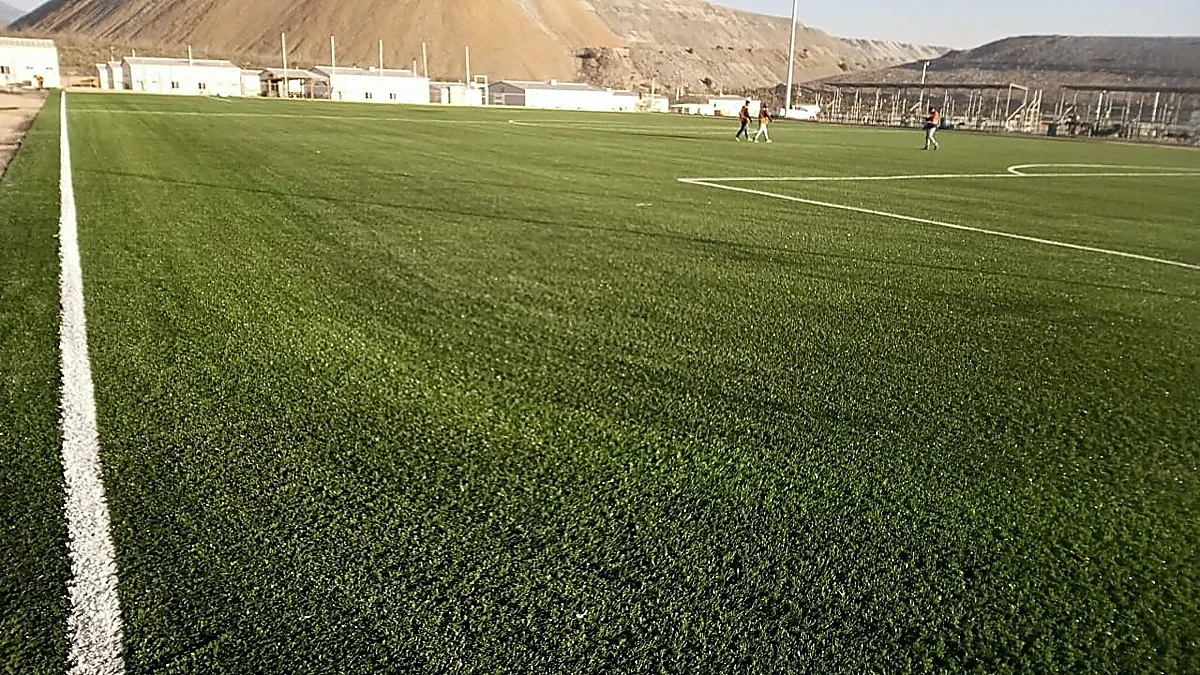 Cancha de fútbol soccer con pasto sintético en Campo deportivo de la mina, Mazapil, Zacatecas: la cancha desdel fondo