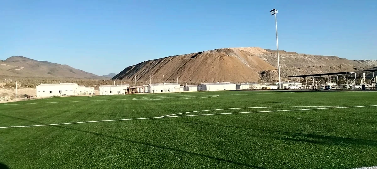 Detalle del pasto sintético de la cancha de fútbol soccer en Mazapil, Zacatecas