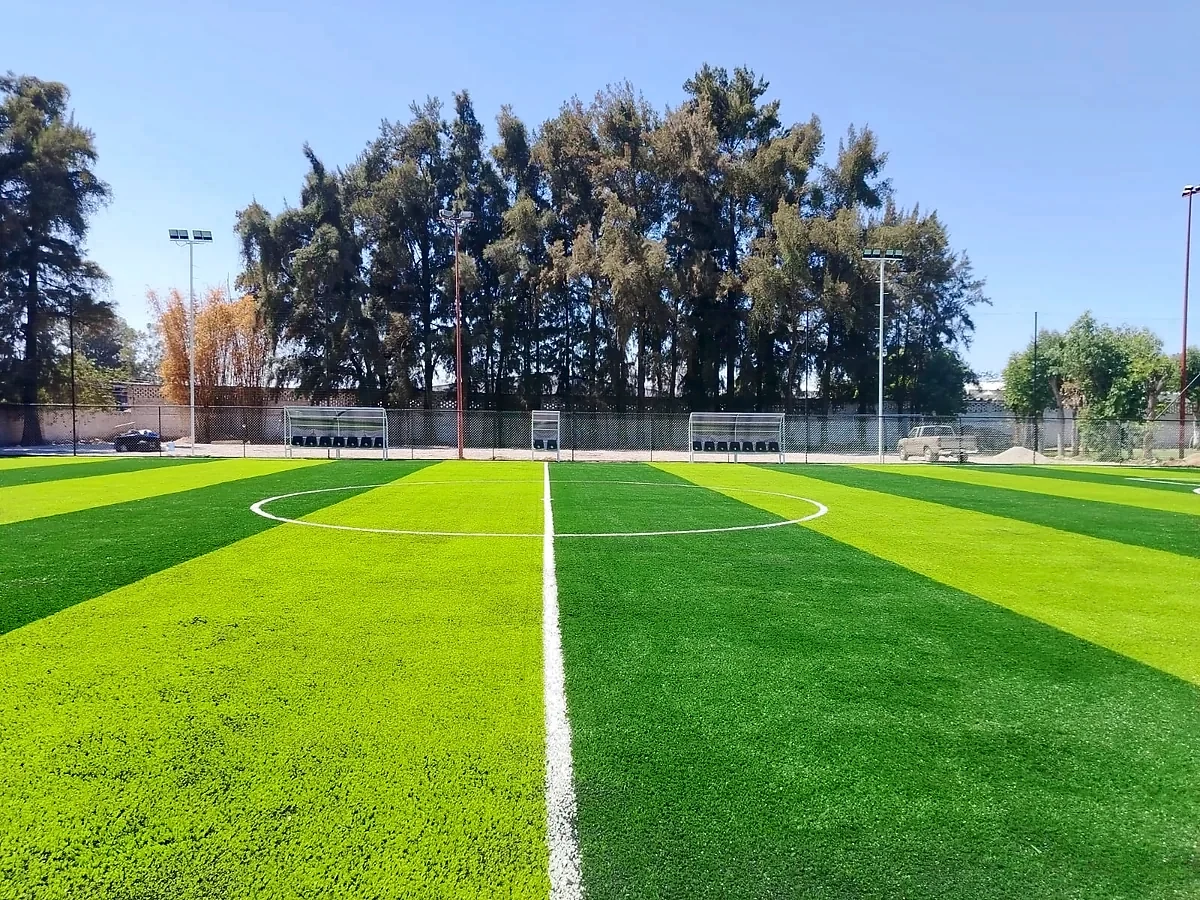 Círculo central de la cancha de fútbol 7 con pasto sintético del Club Atlético Balam en Zapopan, Jalisco